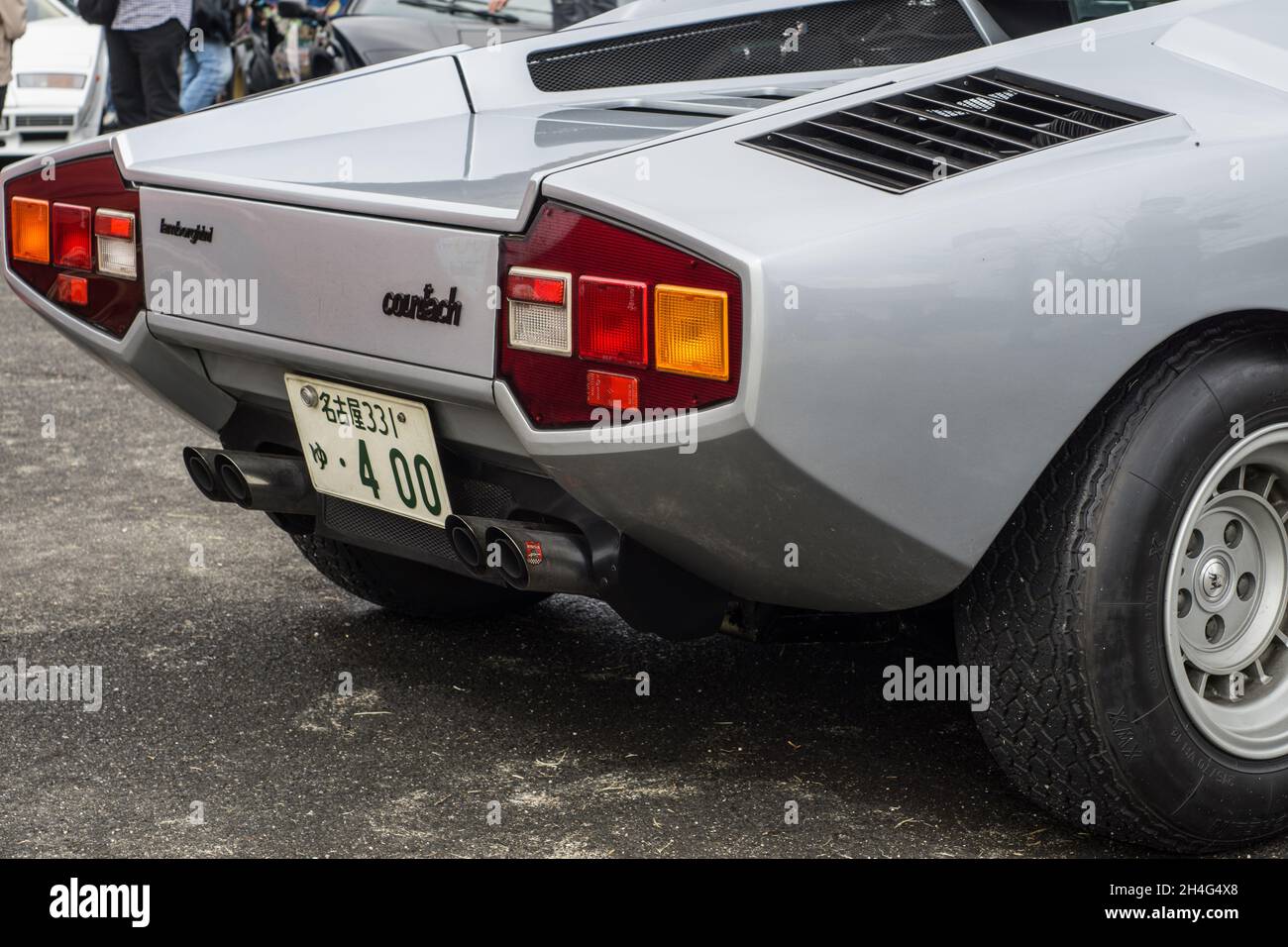 Nahaufnahme des Leichtmetallrads und -Bogens von Radsport aus der Legierung von Radsport in einem silbernen Lamborghini Countach LP400 Sport-Supersportwagen Stockfoto