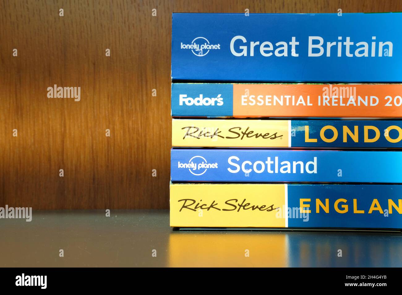 Gestapelte Reiseführbücher für Großbritannien, Irland, London, Schottland, England mit Kopieplatz. Stockfoto