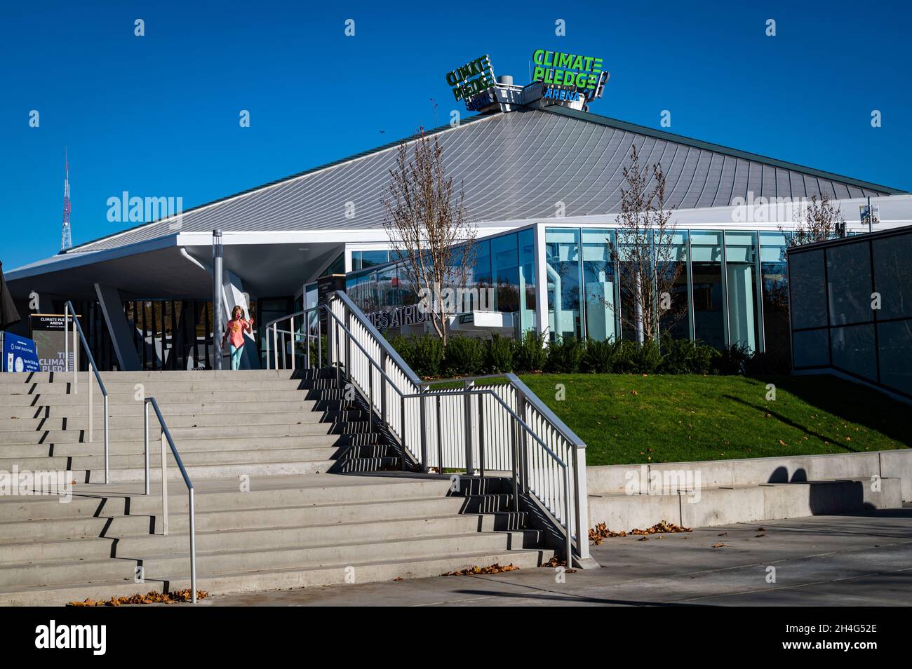 Foto der Außenansicht der Multi-Purpose, Zero Carbon Climate Change Arena, die sich im Seattle Center Entertainment Complex in der Innenstadt befindet. Stockfoto