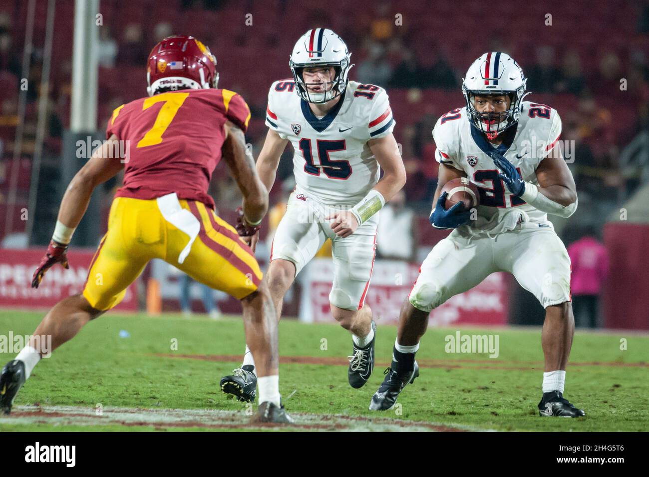 Arizona Wildcats laufen zurück Jalen John (21) läuft den Ball mit Teamkollege Quarterback will Plummer blockiert (15) während eines NCAA College Football Spiels Stockfoto