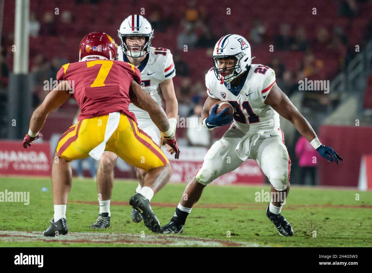 Arizona Wildcats laufen zurück Jalen John (21) spielt den Ball während eines NCAA College Football Spiels gegen die Südkalifornischen Trojaner. Die Trojaner Stockfoto