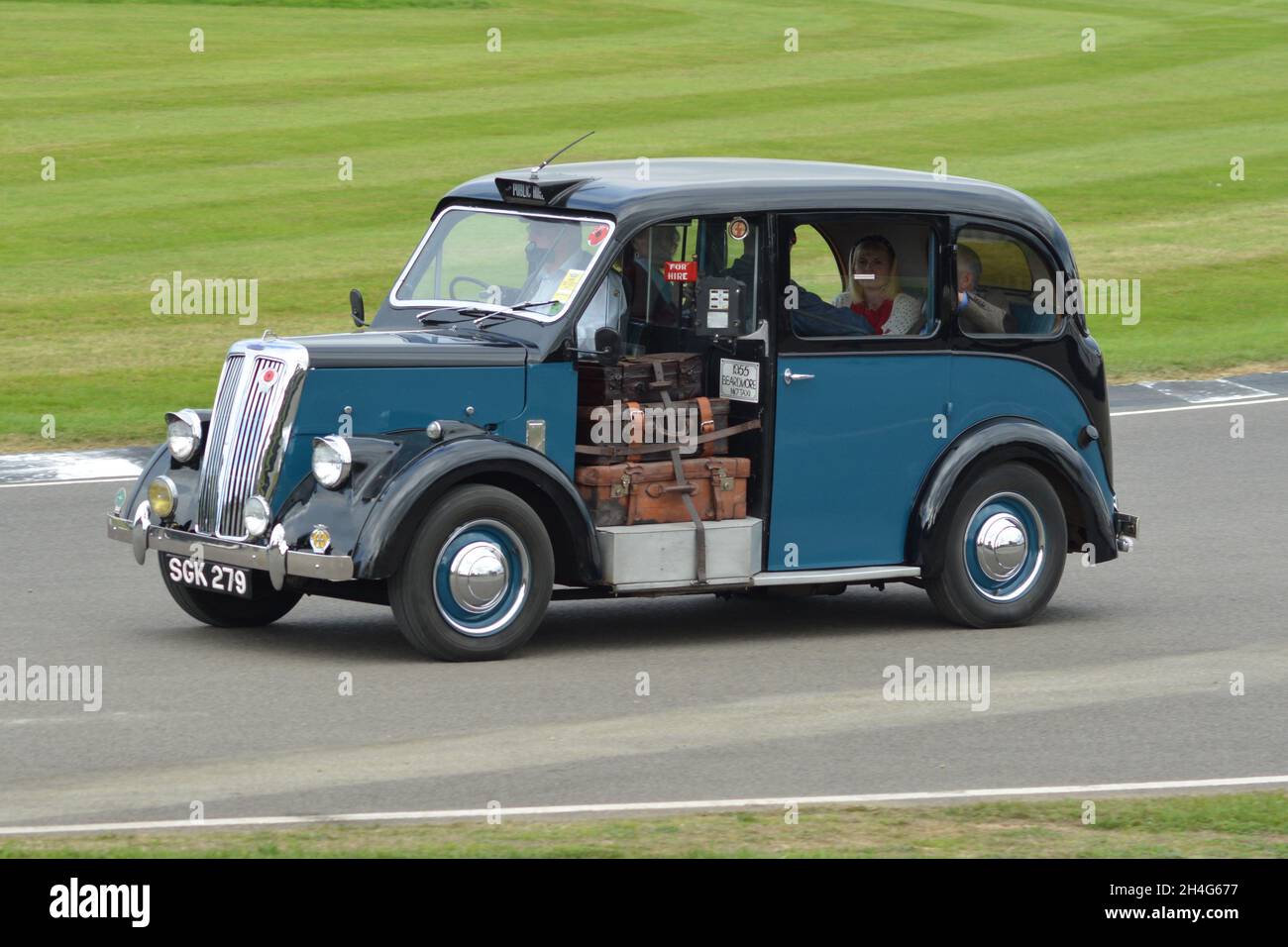 1956 Beardmore Taxi bei der britischen Transport Parade Goodwood Revival 2018. Stockfoto