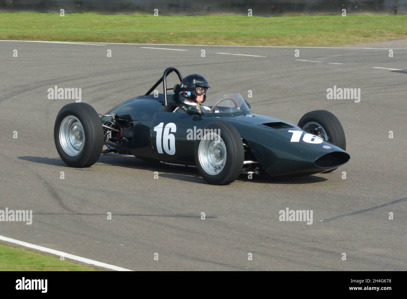 #16 Charles McCabe, 1961 BRM Typ P57 bei Goodwood Revival 2021. Stockfoto
