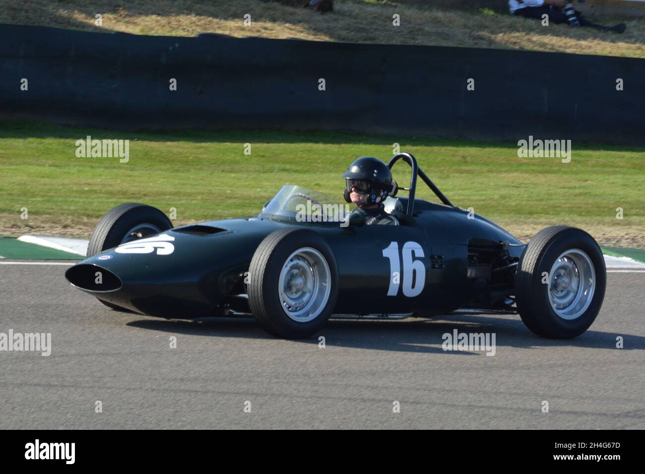 #16 Charles McCabe, 1961 BRM Typ P57 bei Goodwood Revival 2021. Stockfoto