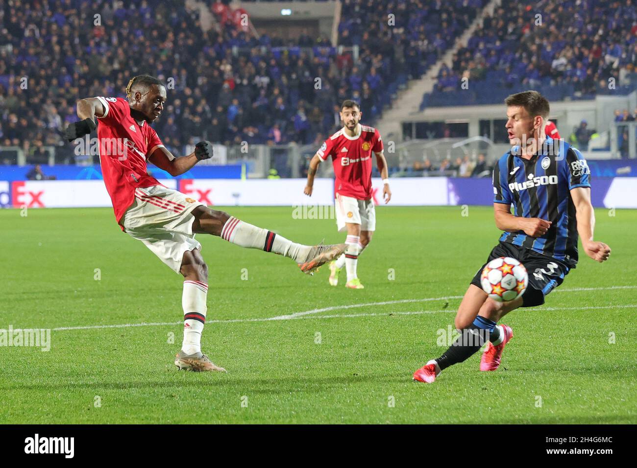 Bergamo, Italien. November 2021. Bergamo, Italien, 2. November 2021, Aaron Wan-Bissaka (29) von Manchester United und Joakim Maehle von Atalanta während des UEFA Champions League-, Gruppen-F-Fußballspiels zwischen Atalanta BC und Manchester United am 2. November 2021 im Gewiss Stadium in Bergamo, Italien - Foto: Nigel Keene/DPPI/LiveMedia Kredit: Independent Photo Agency/Alamy Live News Stockfoto