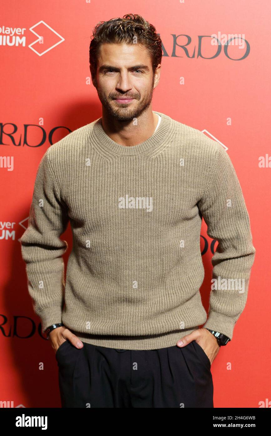 Madrid, Spanien. November 2021. Maxi Iglesias nimmt an der Fotozelle „Cardo“ im Kino Palacio de la Prensa Teil. (Foto: Atilano Garcia/SOPA Images/Sipa USA) Quelle: SIPA USA/Alamy Live News Stockfoto