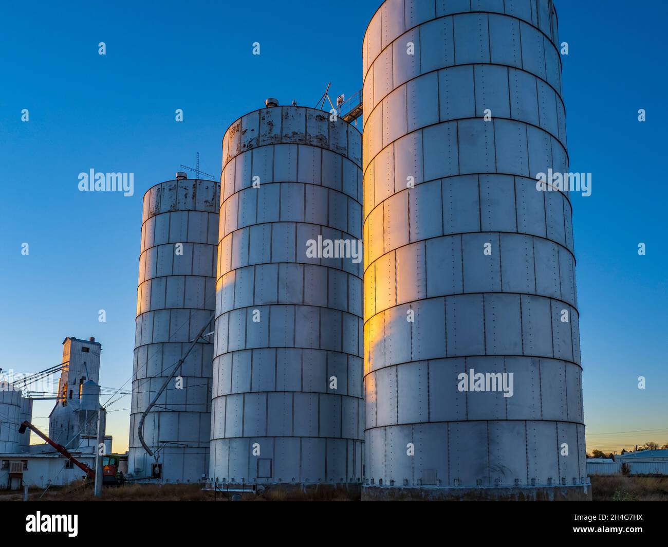Getreideaufzug und Silos, Strasburg, Colorado. Stockfoto
