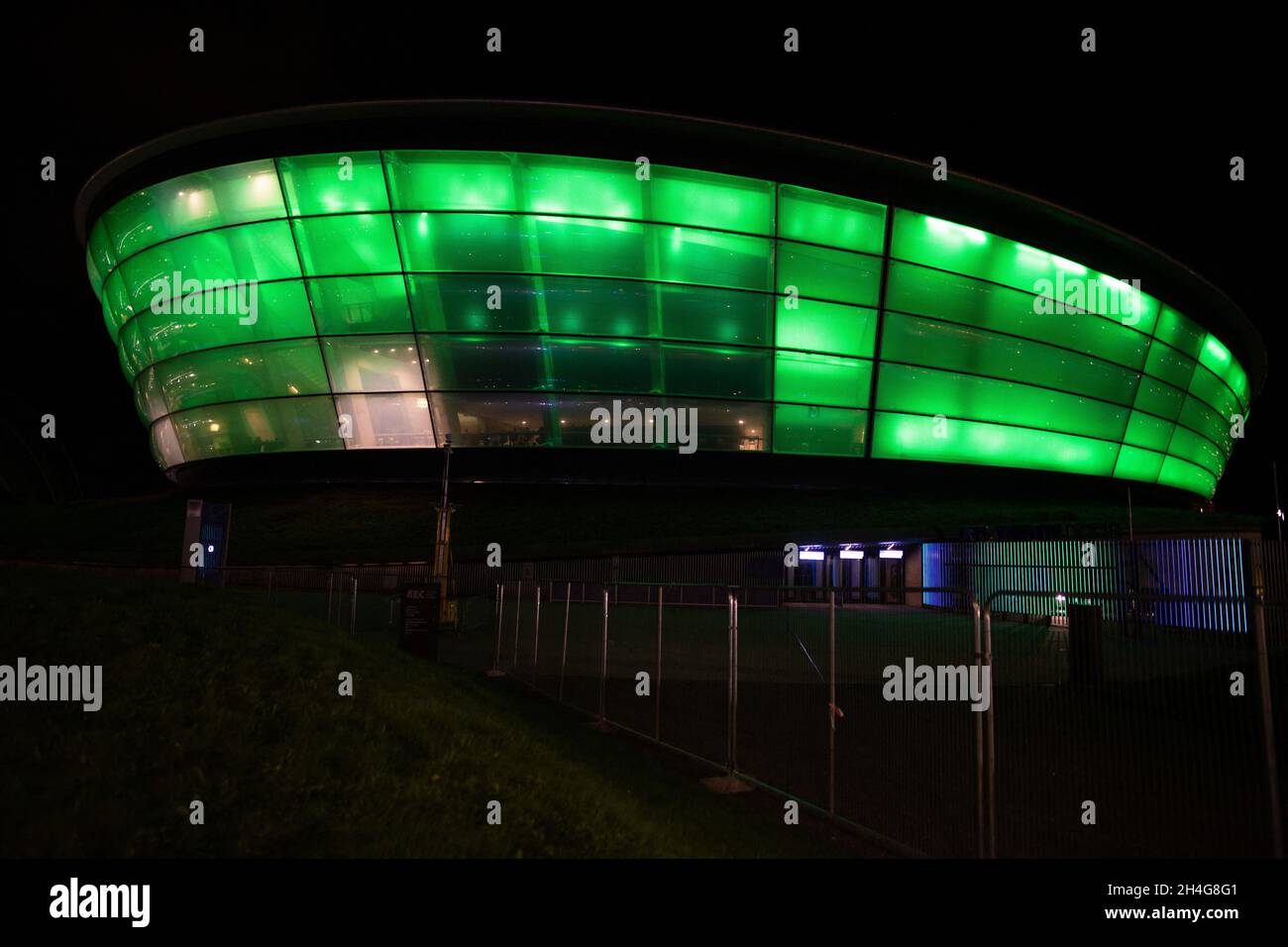 Nachtansicht des Scottish Event Campus (SEC) während der COP26 UN-Klimakonferenz am 2. November 2021 in Glasgow, Schottland. Die Staats- und Regierungschefs der Welt, die sich auf dem Klimagipfel der COP26 in Glasgow treffen, werden ein Versprechen in Höhe von mehreren Milliarden Dollar ausgeben, die Entwaldung bis 2030 zu beenden, aber dieses Datum ist für Aktivisten, die früher handeln wollen, um die Lungen des Planeten zu retten, zu weit entfernt. Foto von Raphael Lafargue/ABACAPRESS.COM Stockfoto