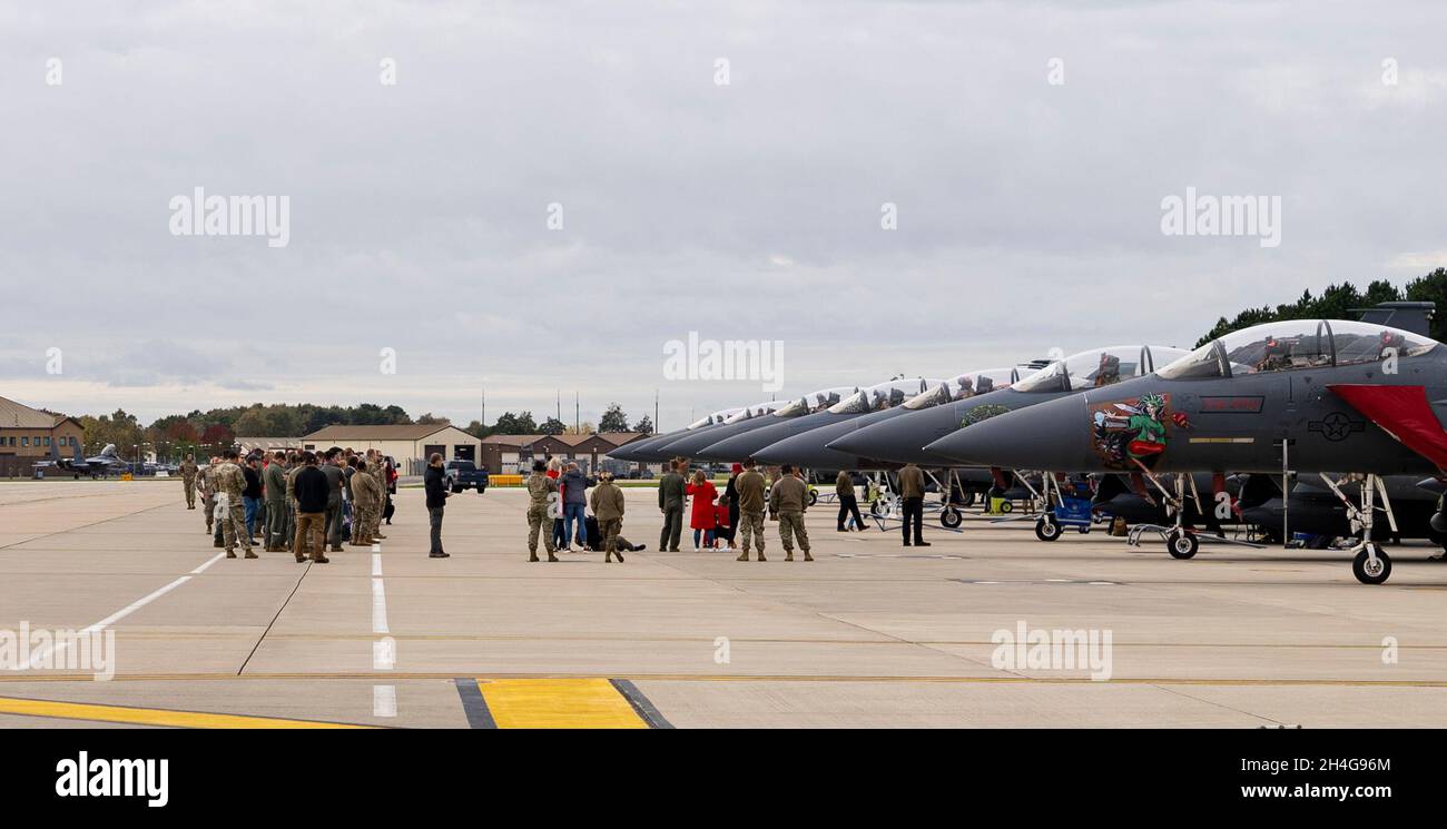 Familie und Freunde warten auf die Rückkehr des 494. Jagdgeschwaders aus ihrem jüngsten Einsatz bei der Royal Air Force Lakenheath, England, am 26. Oktober 2021. Die Panthers kehrten von einem achtmonatigen Einsatz an einen nicht offengelegten Standort in Südwestasien zurück, um die operationeigene Lösung zu unterstützen. (USA Luftwaffe Foto von Senior Airman Gaspar Cortez) Stockfoto