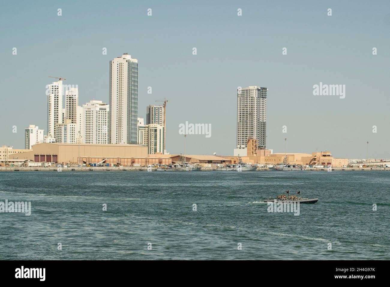 211026-M-ON629-1009 NAVAL SUPPORT ACTIVITY BAHRAIN (OKT 26, 2021) Marineinfanteristen, die dem Team der All Domain Reconnaissance Detachment Boat, 11. Marine Expeditionary Unit (MEU), zugewiesen sind, führen während einer Bannerwiedergewinnungsübung bei der Naval Support Activity in einem starren, aufblasbaren Boot die Seeschifffahrt durch Bahrain, 26. Oktober. Die 11. MEU und die Amphibious Ready Group von Essex werden in das Einsatzgebiet der 5. US-Flotte eingesetzt, um Marineinteroperationen zu unterstützen, um die maritime Stabilität und Sicherheit in der Zentralregion zu gewährleisten und das Mittelmeer und den Pazifik durch den westlichen Indischen Ozean und drei verschiedene Länder zu verbinden Stockfoto