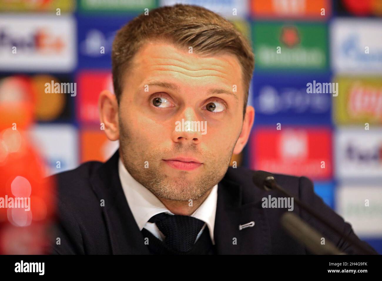 Kiew, Ukraine. November 2021. KIEW, UKRAINE - 3. NOVEMBER 2021 - der Verteidiger Oleksandr Karavaev vom FC Dynamo Kiew wird während einer Pressekonferenz gezeigt, nachdem er beim UEFA Champions League Matchday 4 Gruppe E-Spiel 2021/2022 beim NSC Olimpiyskiy, Kiew, der Hauptstadt der Ukraine, 0-1 gegen den FC Barcelona verloren hatte. Kredit: Ukrinform/Alamy Live Nachrichten Stockfoto