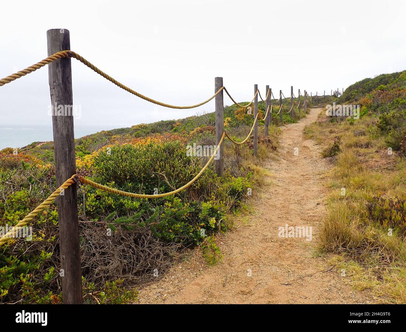 Küstenschotter-Wanderweg Mit Seilgeländer Stockfoto