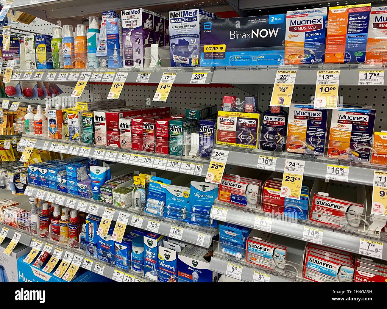 Kälte-, Nasennebenhöhlen- und Allergiemedizin im Regal der Walgreens Drogerie. Stockfoto