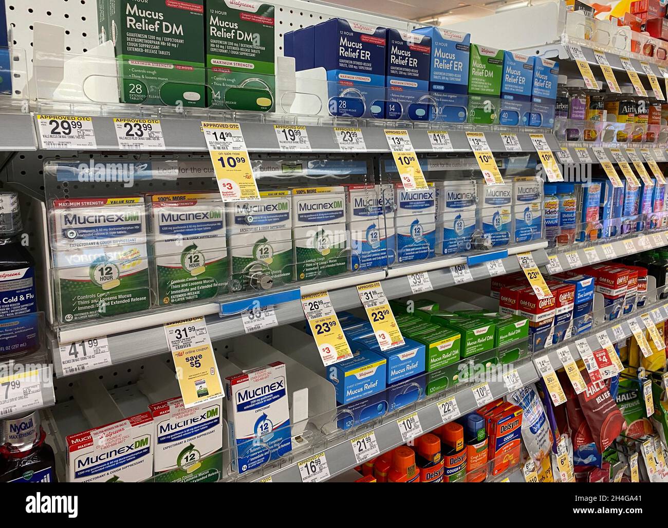 Kälte-, Nasennebenhöhlen- und Allergiemedizin im Regal der Walgreens Drogerie. Stockfoto