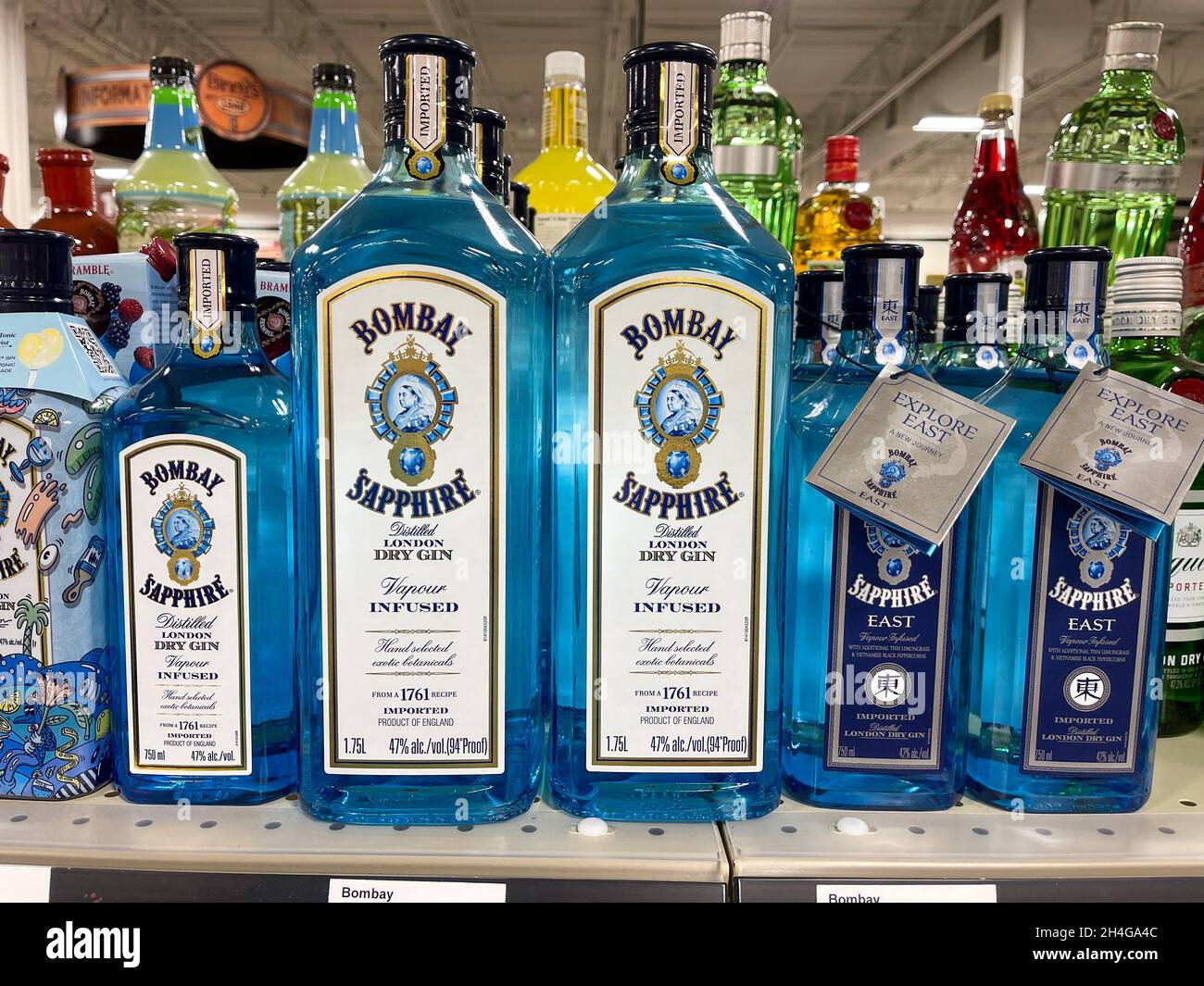 Springfield, IL USA - 23. September 2021: Eine Ausstellung von Flaschen Bombay Sapphire Gin in einem Binney-Lackgeschäft in Springfield, Illinois. Stockfoto