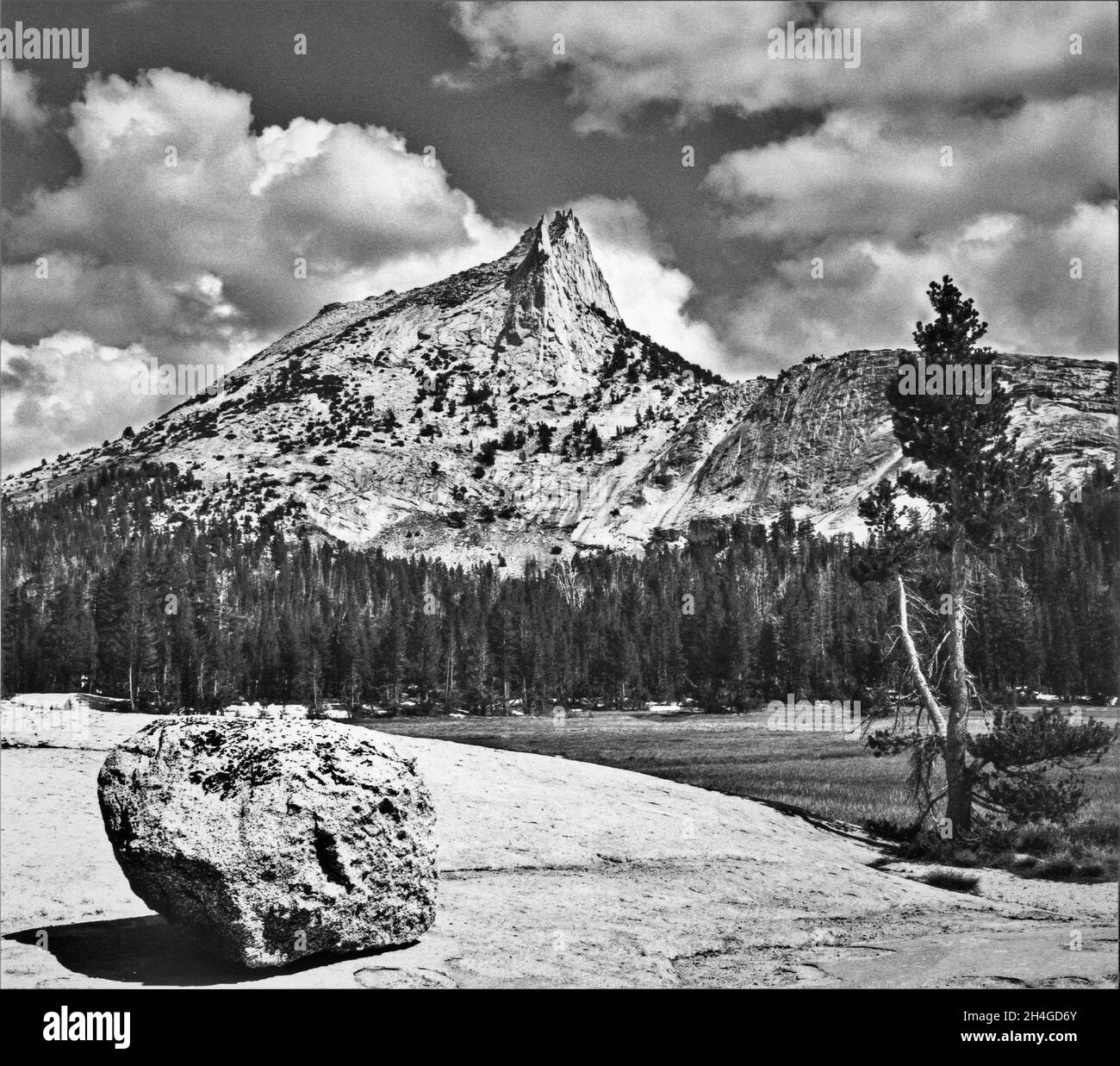 Cathedral Peak - das beliebteste Klettergebiet der Tuolumne Meadows im Yosemite Park am Elizabeth Lake Camping Stockfoto