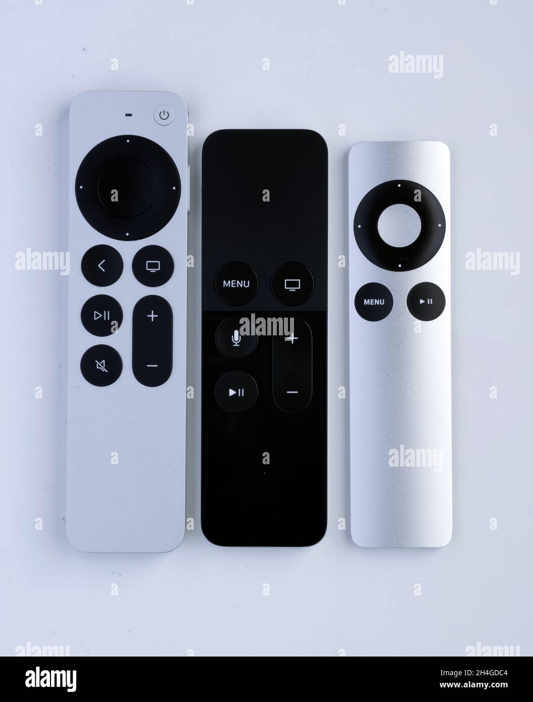 Calgary, Alberta, Kanada. November 2, 2021. Verschiedene Arten von Apple tv-Fernbedienungen. Stockfoto
