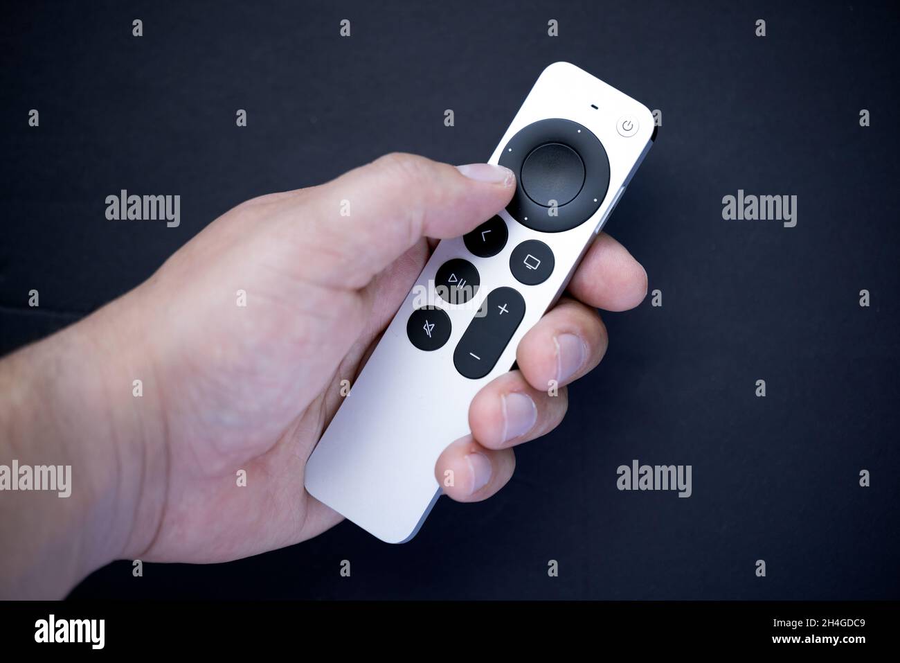 Calgary, Alberta, Kanada. November 2, 2021. Eine Siri Remote-Steuerung (2. Generation) für einen Apple TV 4K Stockfoto