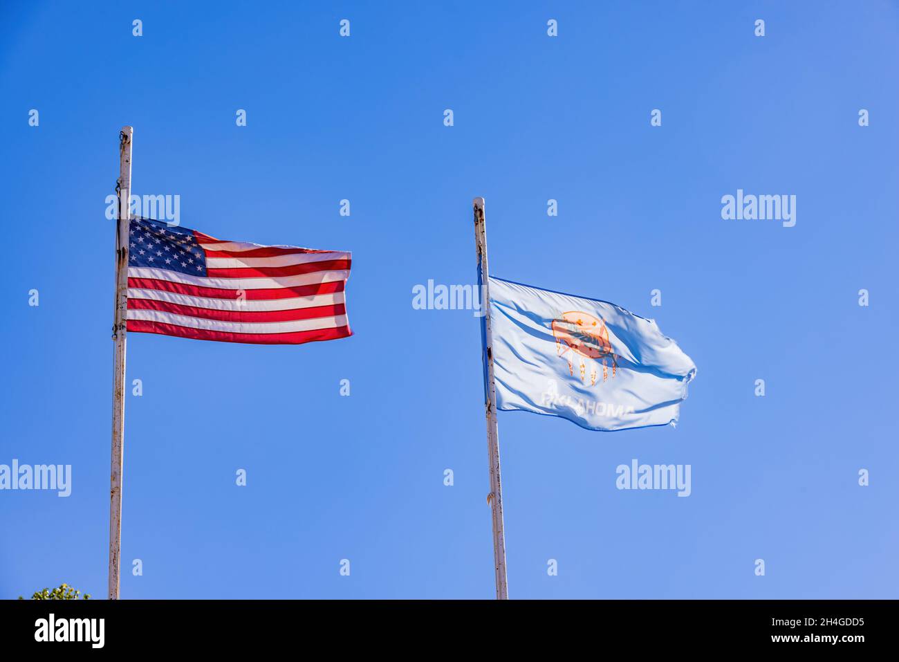 Nahaufnahme des Schwingens der Flagge von Amerika und Oklahoma in Oklahoma Stockfoto