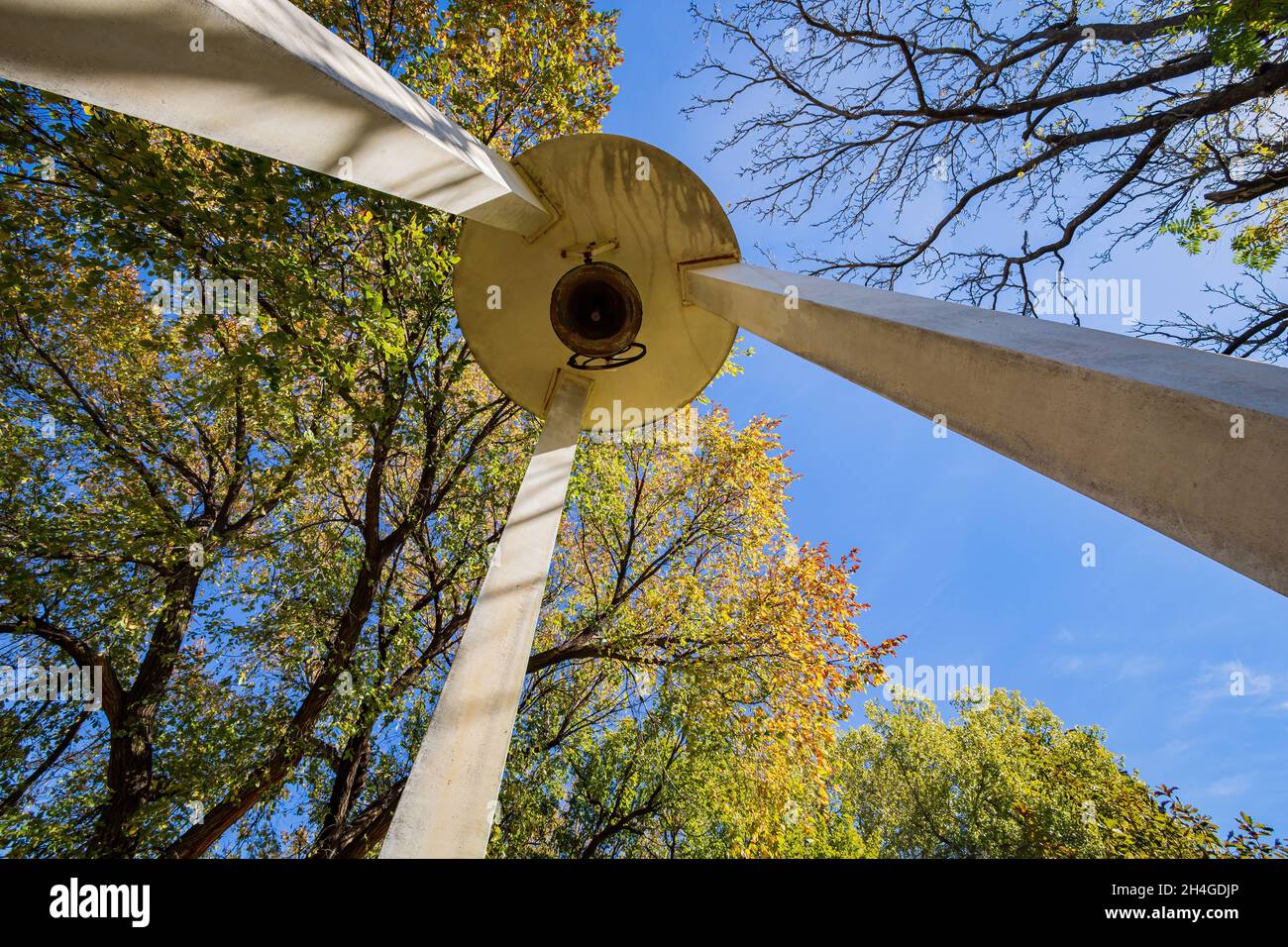 Sonniger Blick auf den Glockenturm der Northwestern Oklahoma State University in Oklahoma Stockfoto