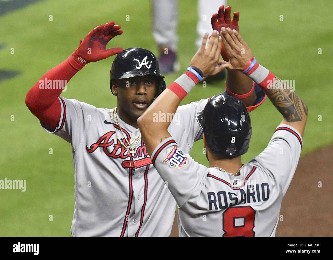 Houston, Usa. November 2021. Atlanta Braves ernannte den Hitter Jorge Solar (L), einen fünfjährigen Teamkollegen Eddie Rosario, nachdem er während des dritten Innings in Spiel sechs in der MLB World Series im Minute Maid Park am Dienstag, den 2. November 2021 in Houston, Texas, einen 3-Lauf-Homer gegen die Houston Astros getroffen hatte. Houston kehrt mit Blick auf die Eliminierung nach Atlanta 3-2 in der Serie zurück. Foto von Maria Lysaker/UPI Kredit: UPI/Alamy Live News Stockfoto