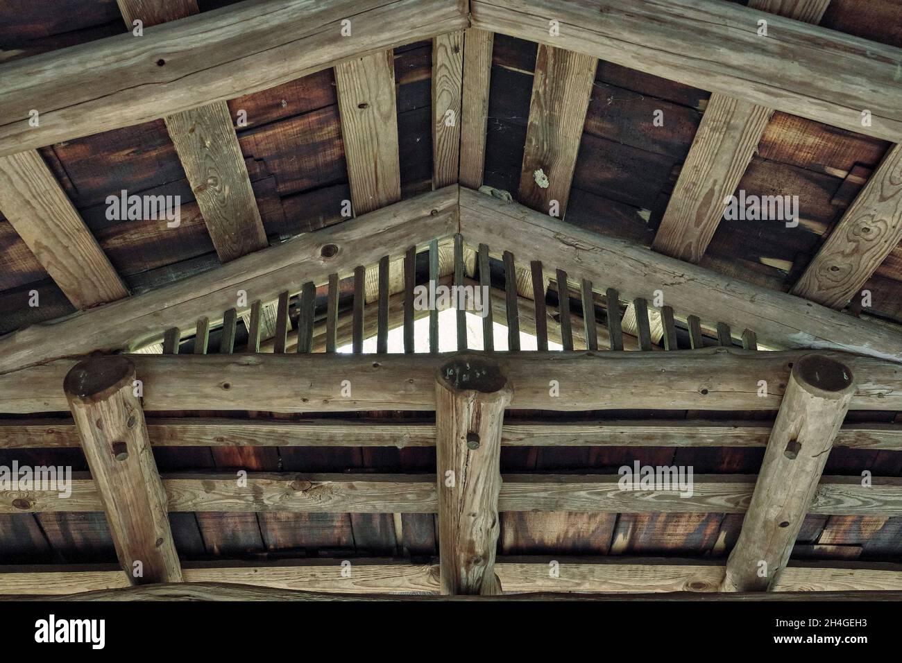 Bild des Innenraums eines Holzgebäudes am See des japanischen Gartens von Maymont Estate in Richmond, VA. Stockfoto