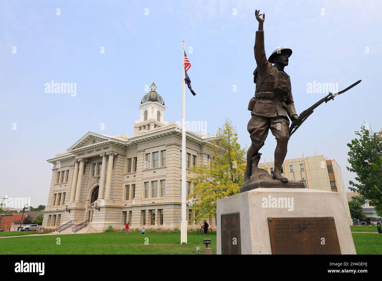 Soldat-Denkmal des Ersten Weltkriegs mit Missoula County Courthouse im Hintergrund.Innenstadt von Missoula.Montana.USA Stockfoto