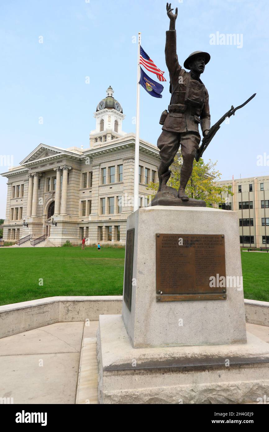 Soldat-Denkmal des Ersten Weltkriegs mit Missoula County Courthouse im Hintergrund.Innenstadt von Missoula.Montana.USA Stockfoto