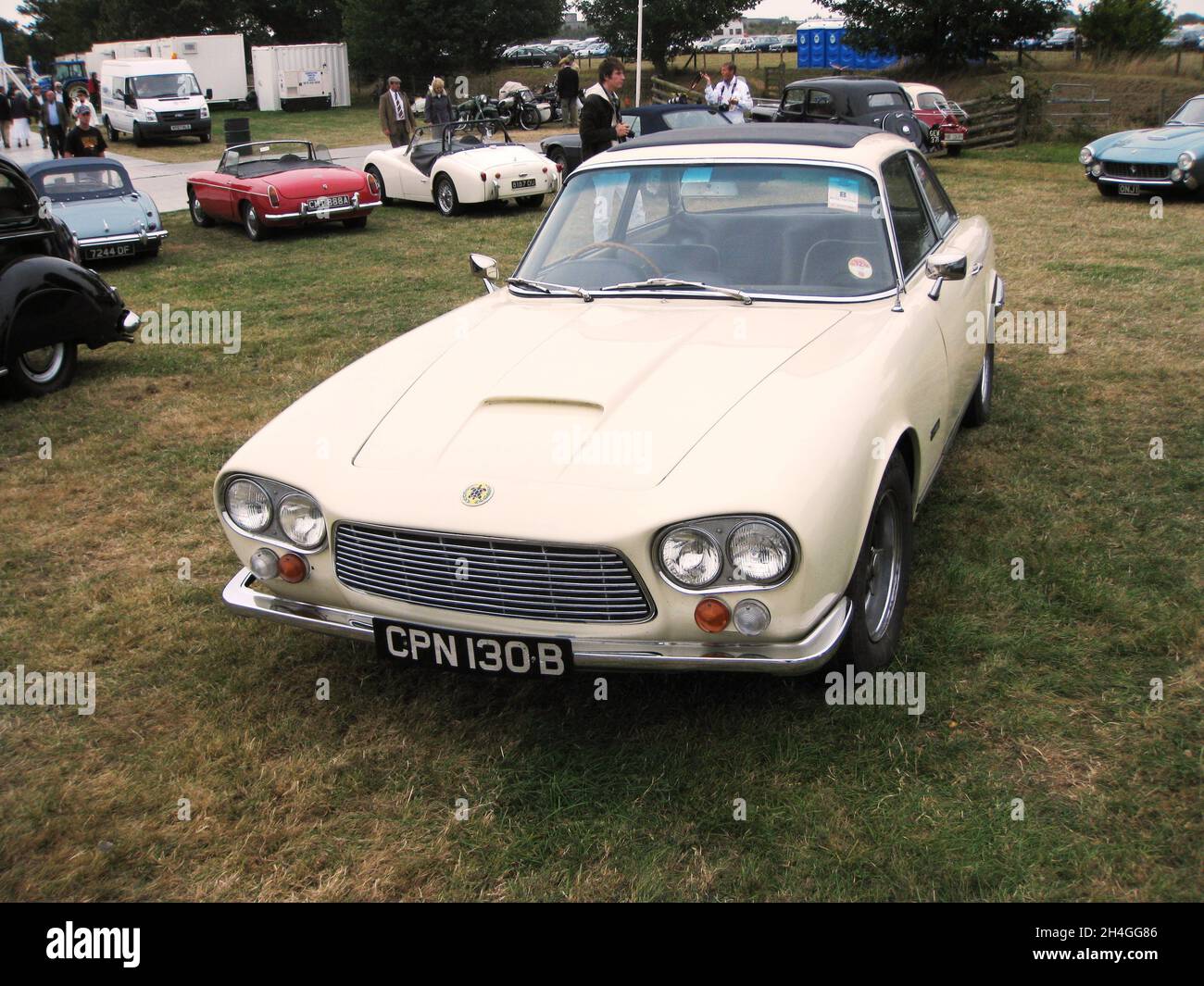 1964 Gordon Keeble auf dem Parkplatz vor 1966 beim Goodwood Revival, 18. September 2009. Eine von 99 oder 100. Stockfoto