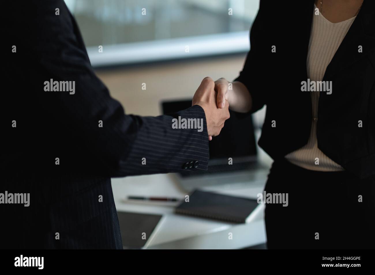 Geschäftsleute Händedruck am Besprechungstisch im Büro zusammen mit zuversichtlich. Junge Geschäftsmann und Geschäftsfrau Arbeitnehmer erklären ihre Zustimmung Stockfoto