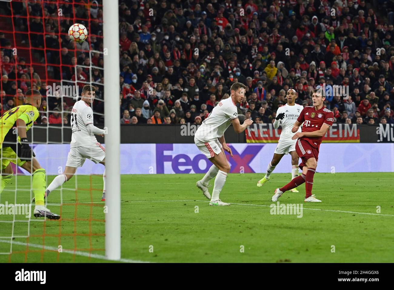 München, Deutschland. 02. Nov, 2021. Torchance Benjamin PAVARD (FC Bayern München), Action, Schuss. Strafraumszene, Fußball Champions League Gruppe E/FC Bayern München - SL Benfica Lisbon 5-2, ALLIANZARENA München am 2. November 2021 Quelle: dpa/Alamy Live News Stockfoto