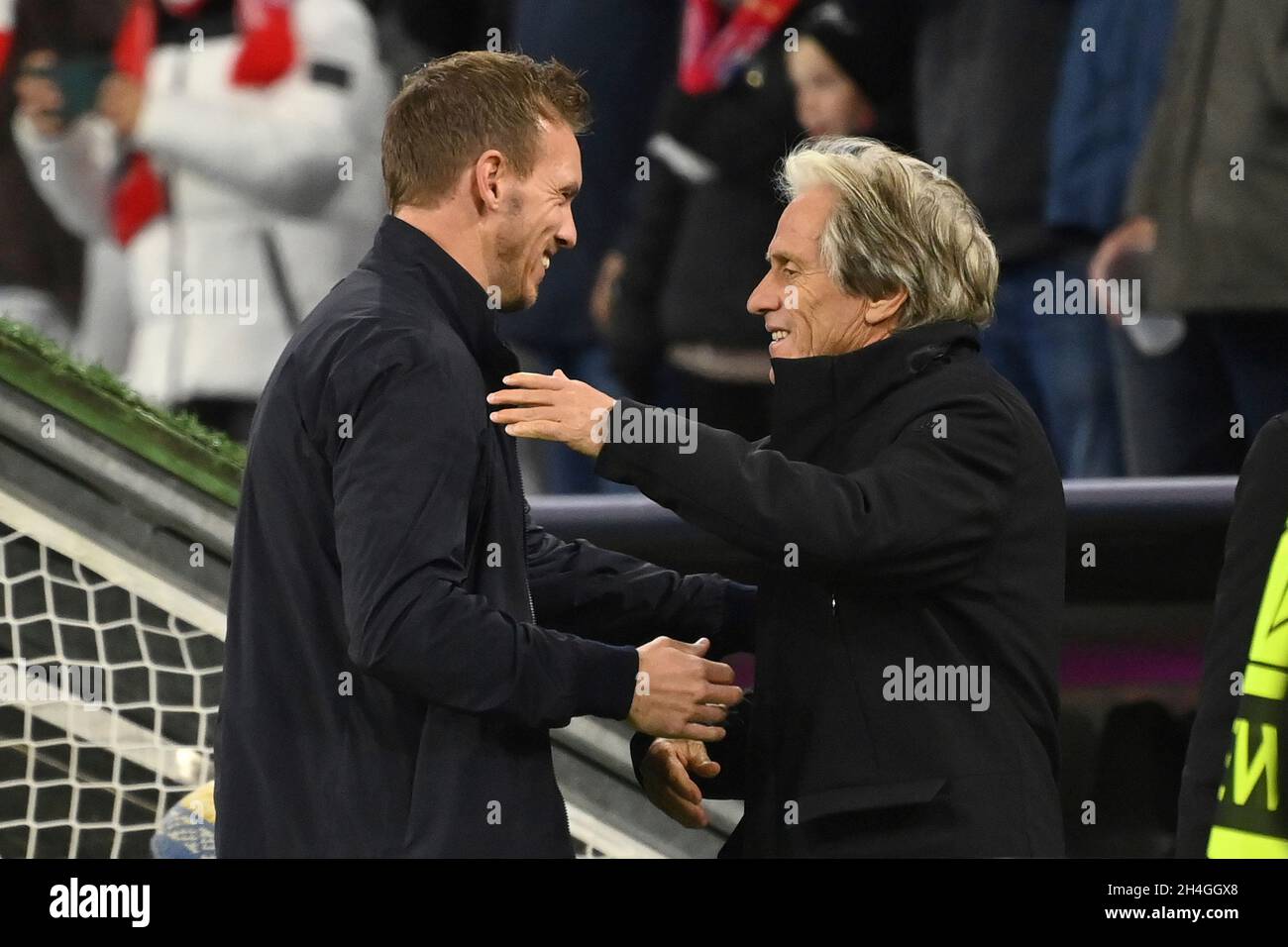 München, Deutschland. 02. Nov, 2021. Trainer Julian NAGELSMANN (FC Bayern München) begrüßt Trainer Jorge JESUS (Lissabon). Soccer Champions League Group E/FC Bayern München - SL Benfica Lisbon 5-2, ALLIANZARENA München am 2. November 2021 Quelle: dpa/Alamy Live News Stockfoto