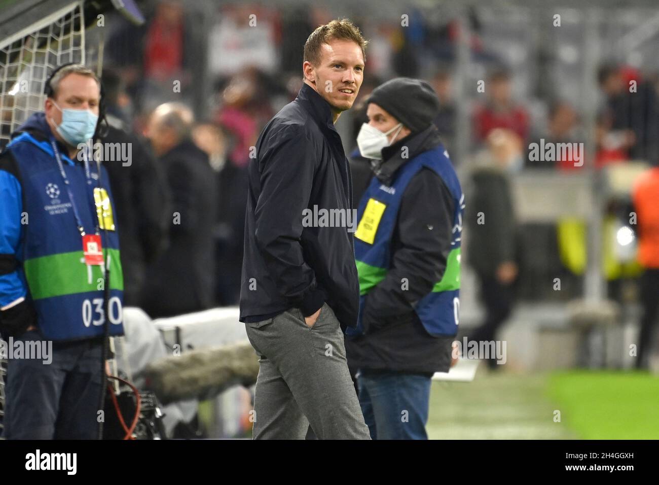 Trainer Julian NAGELSMANN (FC Bayern München) begibt sich ins Innere der Arena, Einzelbild, getrimmt Einzelmotiv, Halbfigur, Halbfigur. Fußball Champions League Gruppe E/FC Bayern München - SL Benfica Lisbon 5-2, ALLIANZARENA München am 2. November 2021 Stockfoto
