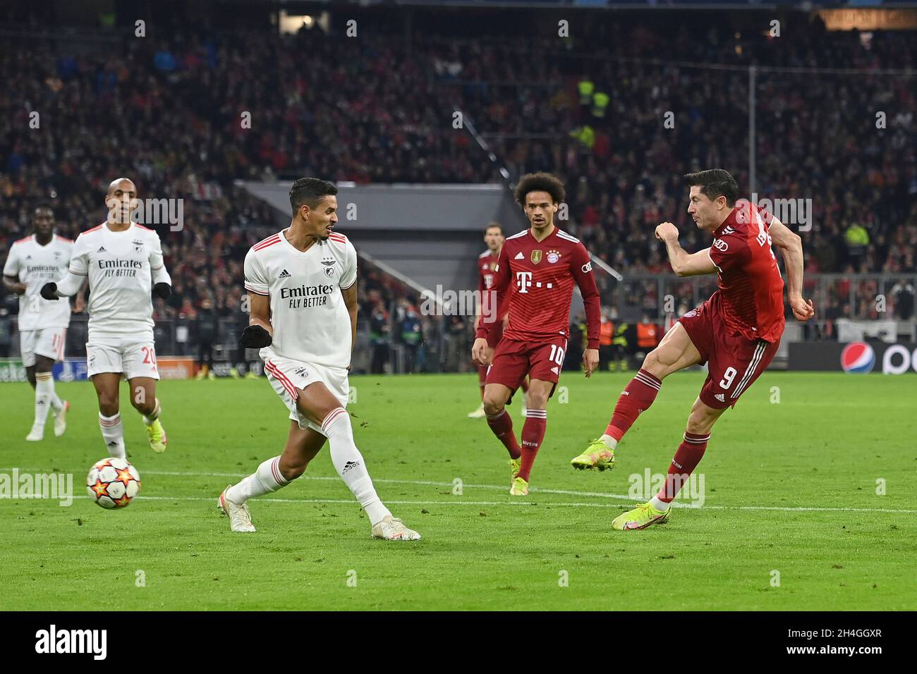 München, Deutschland. 02. Nov, 2021. Torchance Robert LEWANDOWSKI (FC Bayern München), Action, Schuss. Soccer Champions League Group E/FC Bayern München - SL Benfica Lisbon 5-2, ALLIANZARENA München am 2. November 2021 Quelle: dpa/Alamy Live News Stockfoto