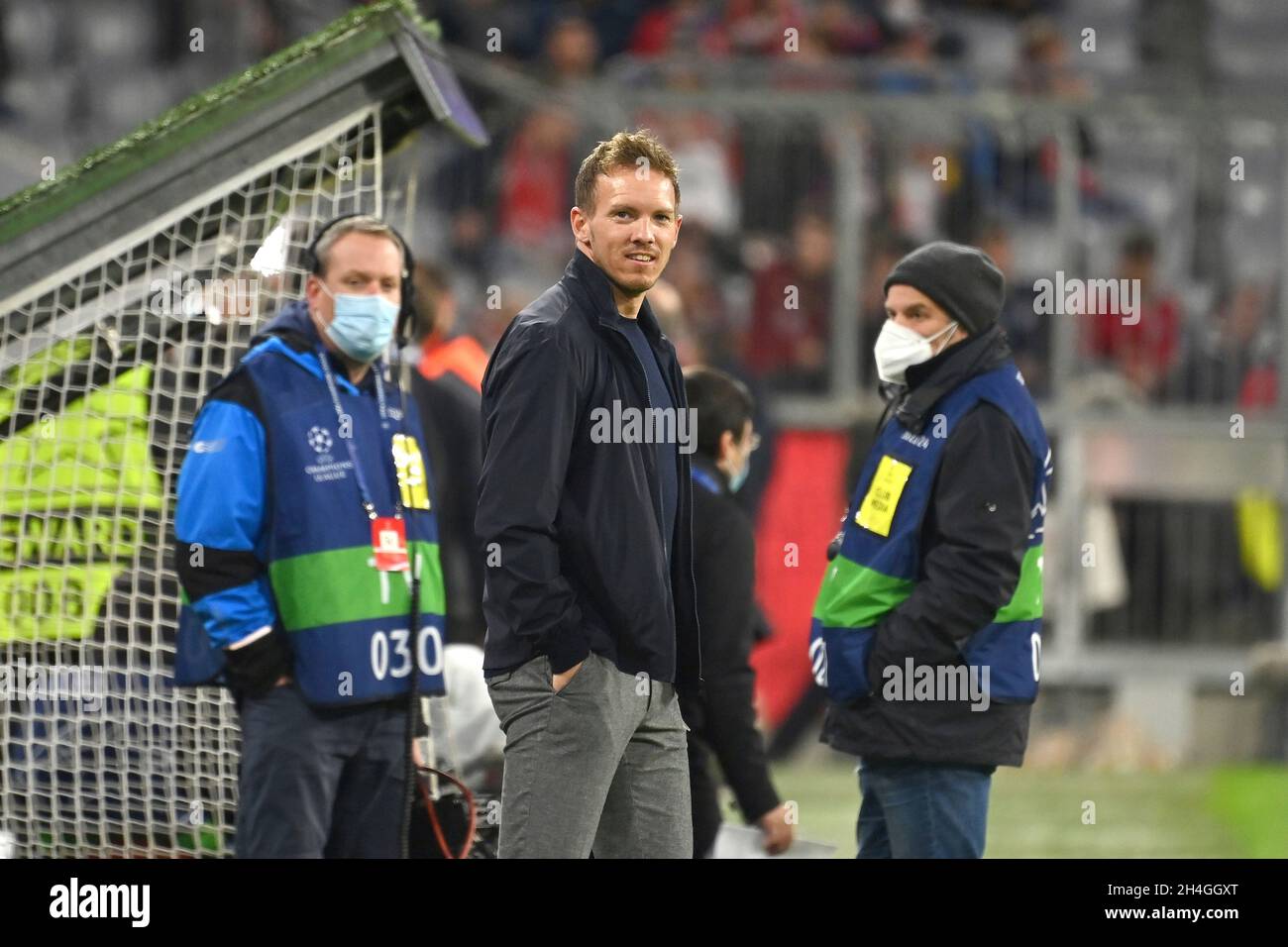 Trainer Julian NAGELSMANN (FC Bayern München) begibt sich ins Innere der Arena, Einzelbild, getrimmt Einzelmotiv, Halbfigur, Halbfigur. Fußball Champions League Gruppe E/FC Bayern München - SL Benfica Lisbon 5-2, ALLIANZARENA München am 2. November 2021 Stockfoto