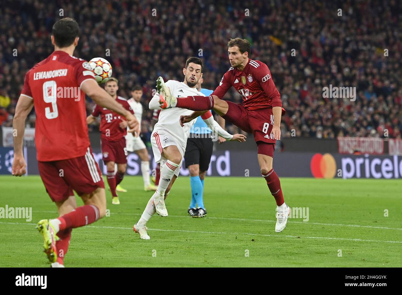 München, Deutschland. November 2021. Leon GORETZKA (FC Bayern München), Action, Duelle gegen Pizzi (Lissabon). Soccer Champions League Group E/FC Bayern München - SL Benfica Lisbon 5-2, ALLIANZARENA München am 2. November 2021 Quelle: dpa/Alamy Live News Stockfoto