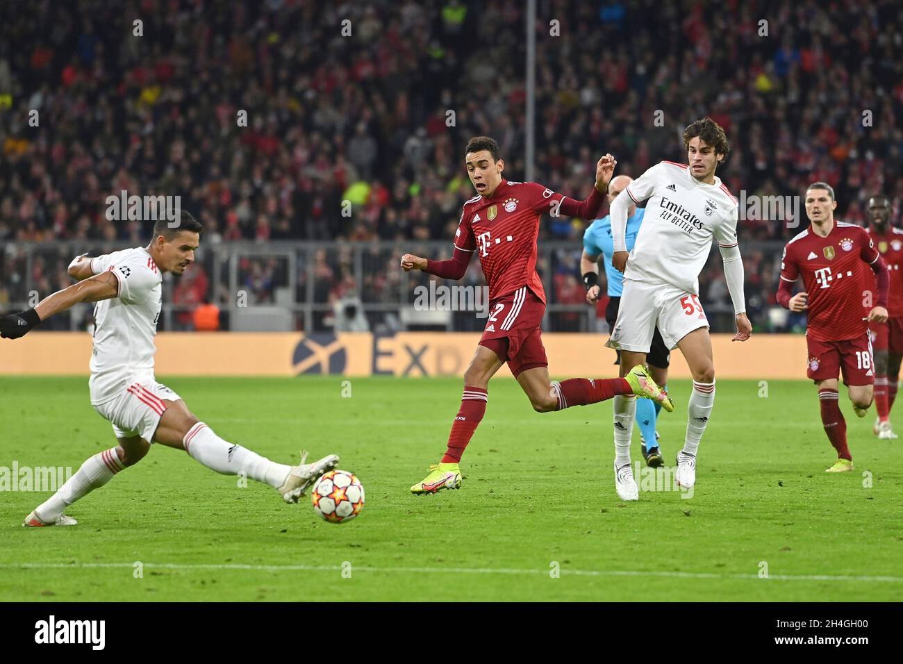 München, Deutschland. 02. Nov, 2021. Goalchance Jamal MUSIALA (FC Bayern München), Action, Schuss. Soccer Champions League Group E/FC Bayern München - SL Benfica Lisbon 5-2, ALLIANZARENA München am 2. November 2021 Quelle: dpa/Alamy Live News Stockfoto