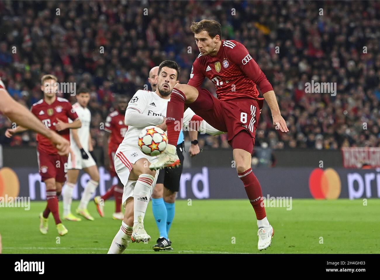 München, Deutschland. November 2021. Leon GORETZKA (FC Bayern München), Action, Duelle gegen Pizzi (Lissabon). Soccer Champions League Group E/FC Bayern München - SL Benfica Lisbon 5-2, ALLIANZARENA München am 2. November 2021 Quelle: dpa/Alamy Live News Stockfoto
