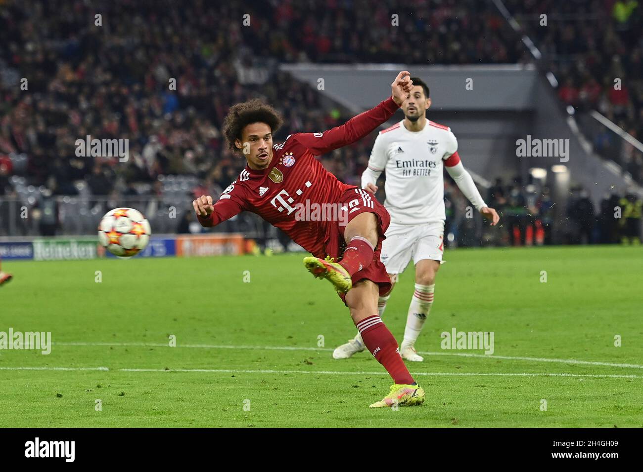 München, Deutschland. November 2021. Leroy SANE (FC Bayern München) schießt das Tor auf 3:1, Action, Torschuss, Fußball Champions League Gruppe E/FC Bayern München - SL Benfica Lisbon 5-2, ALLIANZARENA München am 2. November 2021 Quelle: dpa/Alamy Live News Stockfoto