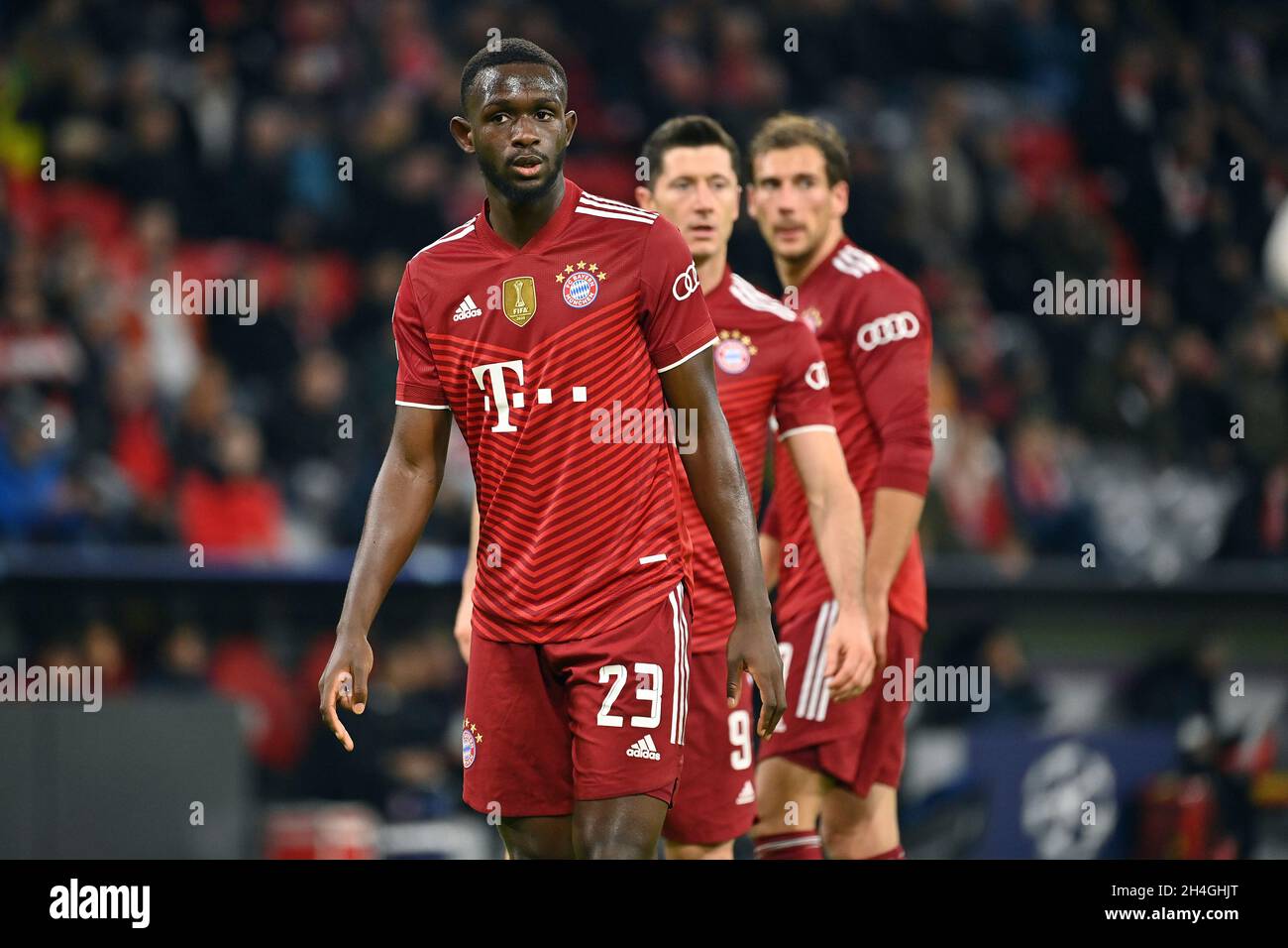 München, Deutschland. November 2021. Tanguy Nianzou Kouassi (FC Bayern München), Halbfigur, Halbfigur. Soccer Champions League Group E/FC Bayern München - SL Benfica Lisbon 5-2, ALLIANZARENA München am 2. November 2021 Quelle: dpa/Alamy Live News Stockfoto