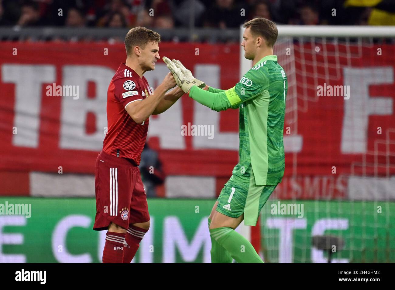 München, Deutschland. November 2021. Manuel NEUER (FC Bayern München) mit Joshua KIMMICH (FC Bayern München). Soccer Champions League Group E/FC Bayern München - SL Benfica Lisbon 5-2, ALLIANZARENA München am 2. November 2021 Quelle: dpa/Alamy Live News Stockfoto