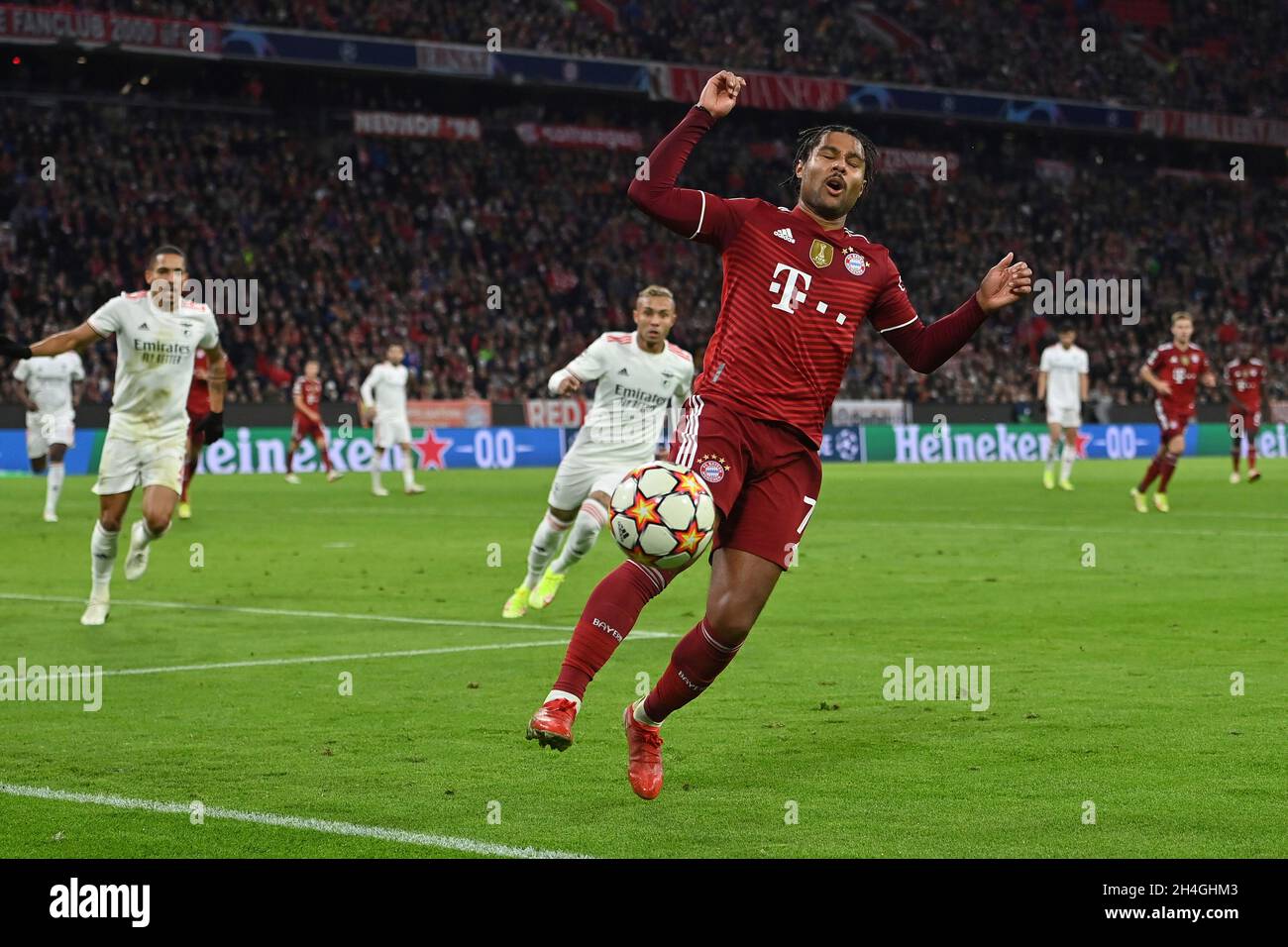 München, Deutschland. November 2021. Serge GNABRY (FC Bayern München) verfehlt den Ball, die Strafraumszene, die Action. Soccer Champions League Group E/FC Bayern München - SL Benfica Lisbon 5-2, ALLIANZARENA München am 2. November 2021 Quelle: dpa/Alamy Live News Stockfoto