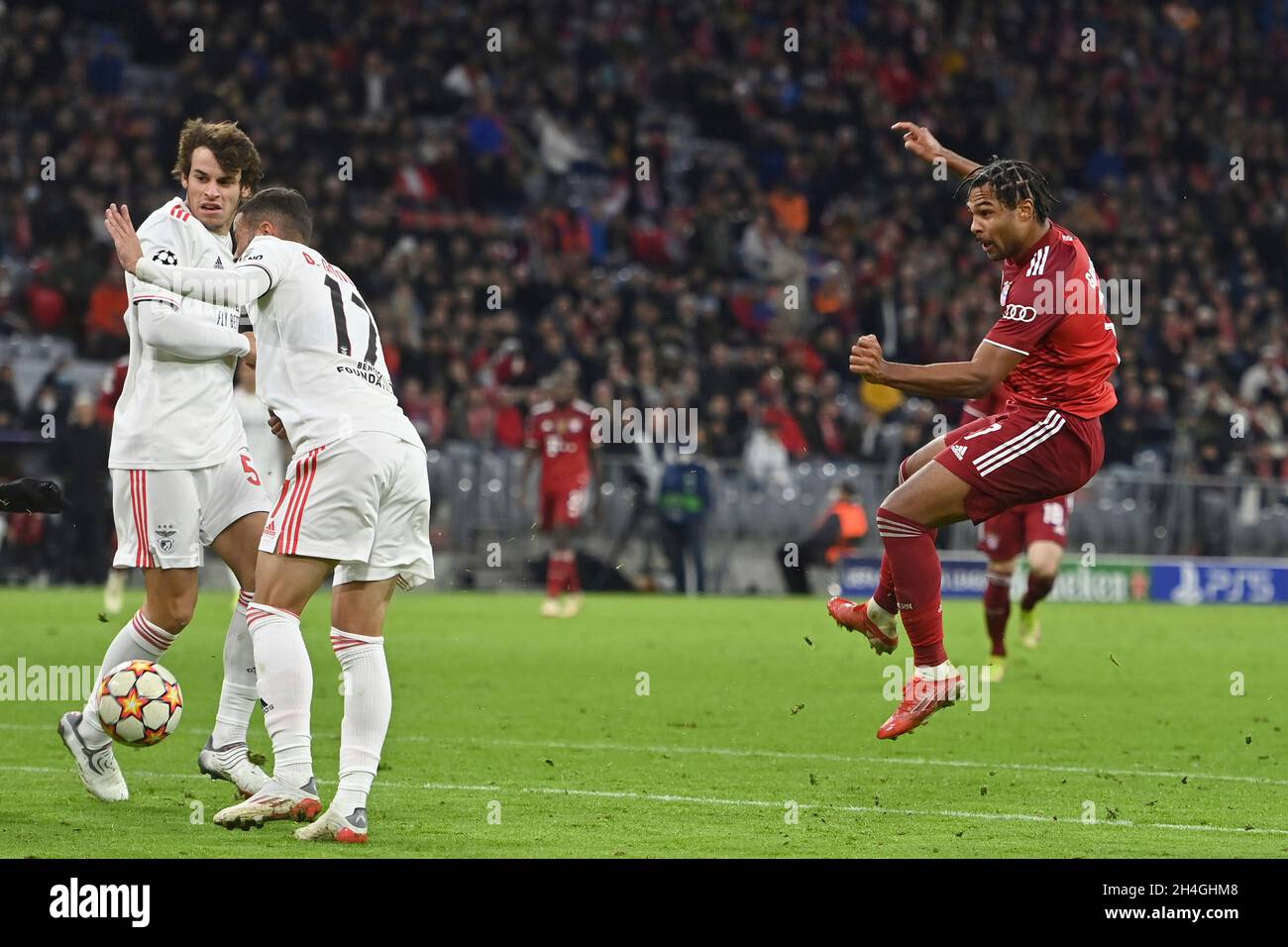 München, Deutschland. 02. Nov, 2021. Goalchance Serge GNABRY (FC Bayern München), Action, Schuss. Soccer Champions League Group E/FC Bayern München - SL Benfica Lisbon 5-2, ALLIANZARENA München am 2. November 2021 Quelle: dpa/Alamy Live News Stockfoto