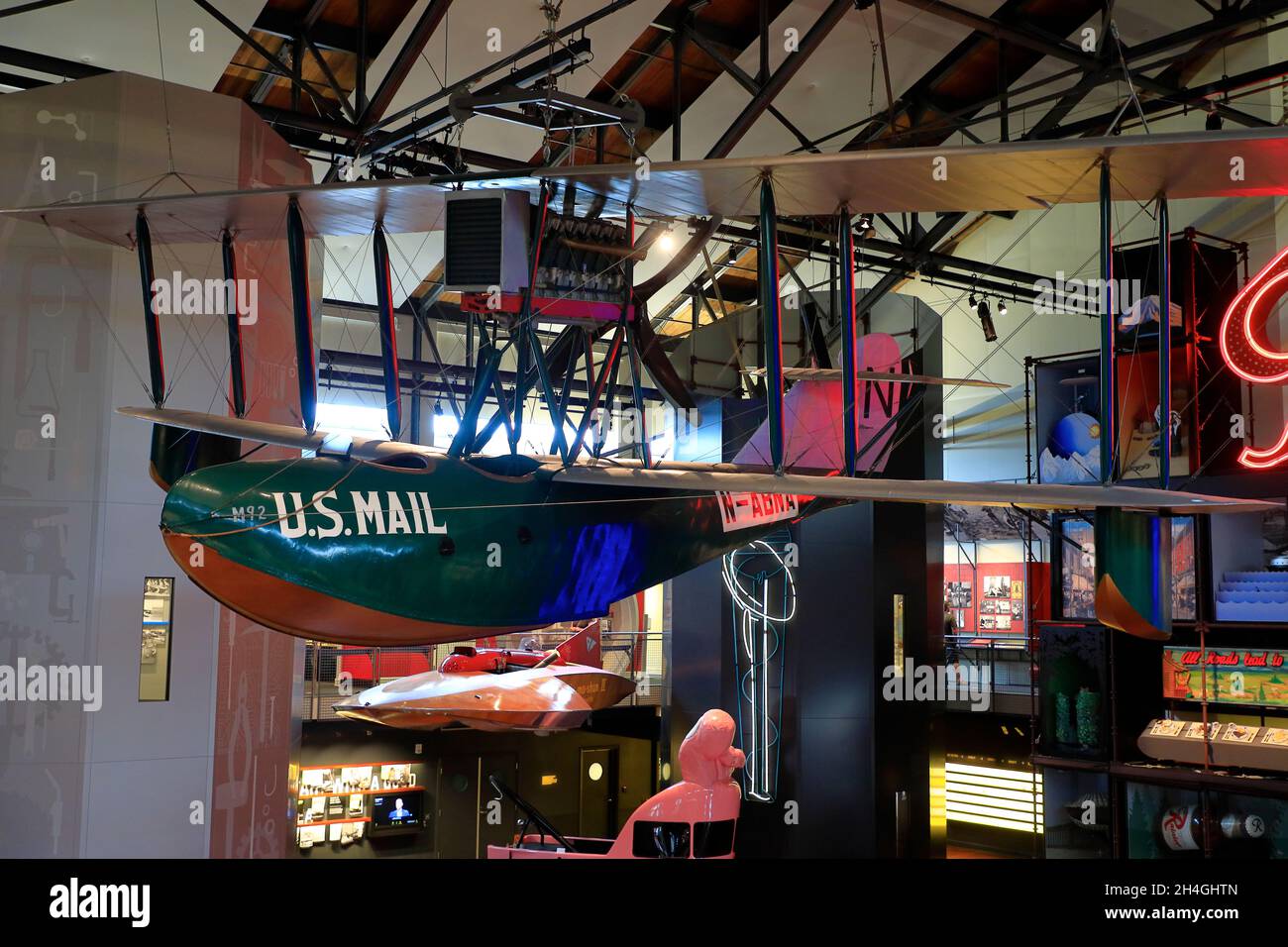 Grand Atrium des Museums für Geschichte und Industrie mit Boeing B-1 Flugzeug und dem Neon R Zeichen von Rainier Beer.Lake Union Park.Seattle.Washington.USA Stockfoto