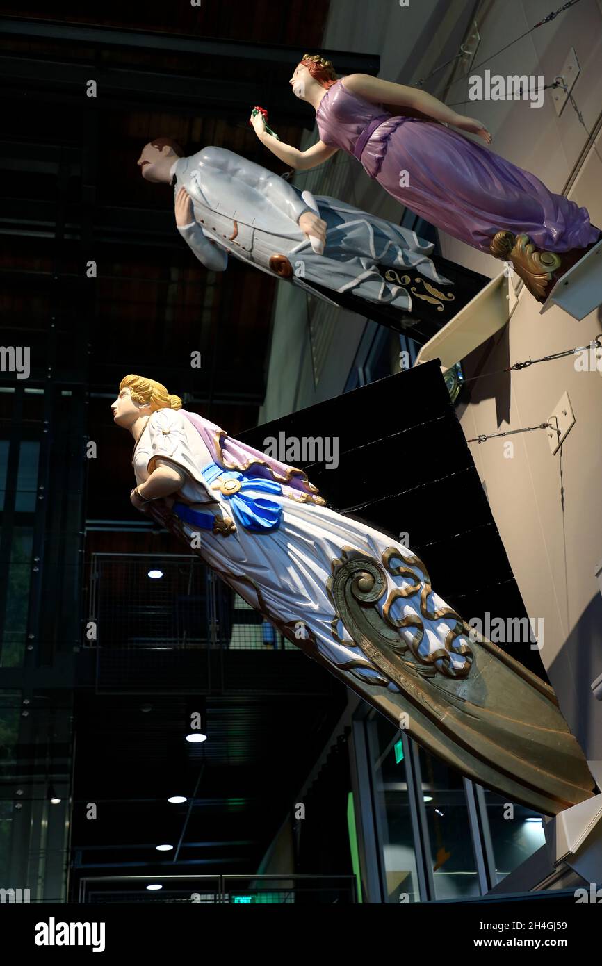 Männliche und weibliche nautische Galionsfiguren werden im Grand Atrium von Faye G. Allen im Museum of History and Industry ausgestellt.Seattle.Washington.USA Stockfoto