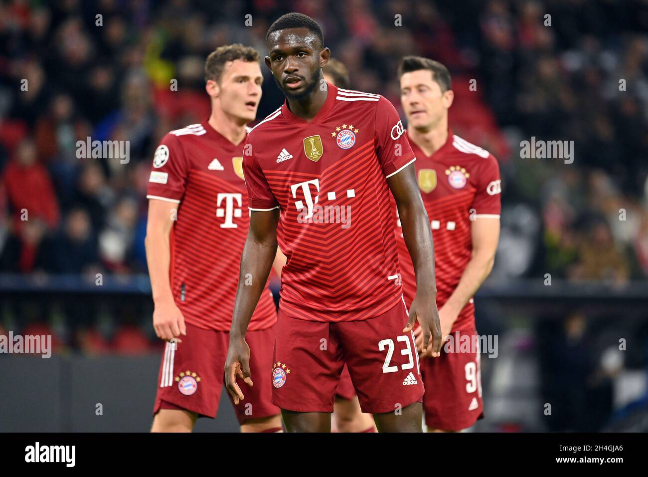 München, Deutschland. November 2021. Tanguy Nianzou Kouassi (FC Bayern München), Halbfigur, Halbfigur. Soccer Champions League Group E/FC Bayern München - SL Benfica Lisbon 5-2, ALLIANZARENA München am 2. November 2021 Quelle: dpa/Alamy Live News Stockfoto