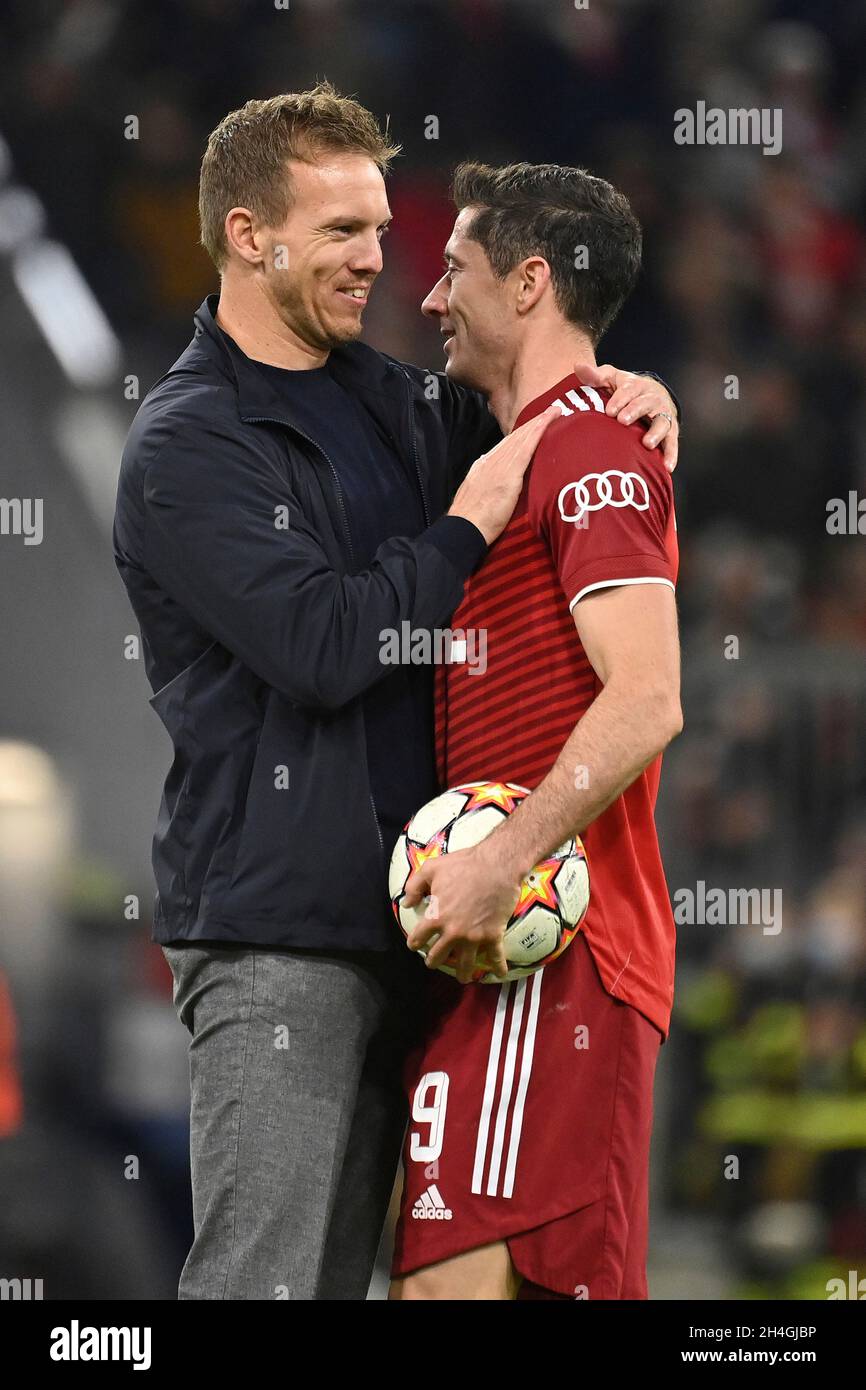 Trainer Julian NAGELSMANN (FC Bayern München) mit Robert LEWANDOWSKI (FC Bayern München) nach dem Ende des Spiels. Fußball Champions League Gruppe E/FC Bayern München - SL Benfica Lisbon 5-2, ALLIANZARENA München am 2. November 2021 Stockfoto