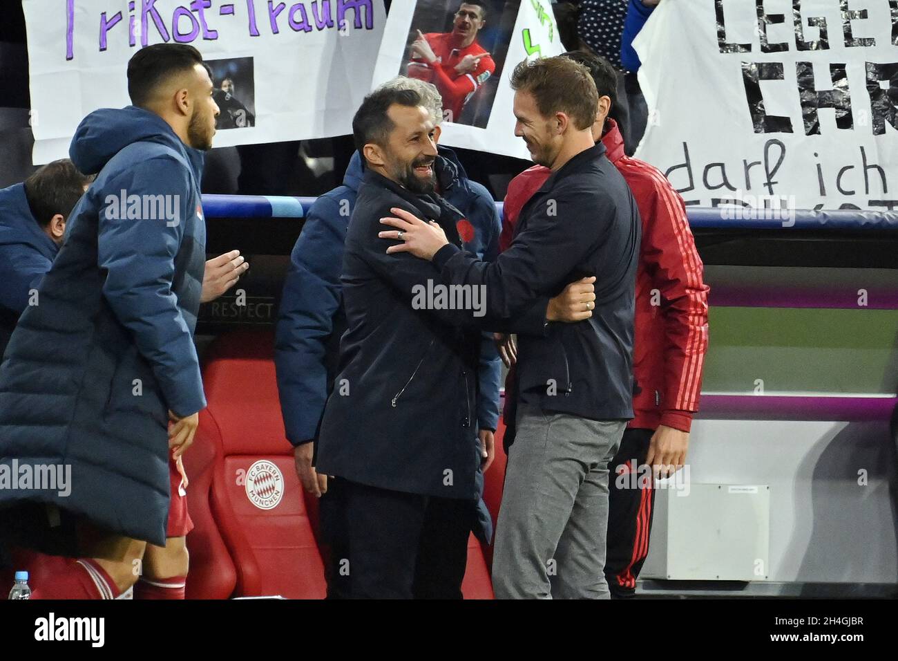 Trainer Julian NAGELSMANN (FC Bayern München) Hasan SALIHAMIDZIC (Sportdirektor FC Bayern München) nach dem Ende des Spiels. Fußball Champions League Gruppe E/FC Bayern München - SL Benfica Lisbon 5-2, ALLIANZARENA München am 2. November 2021 Stockfoto