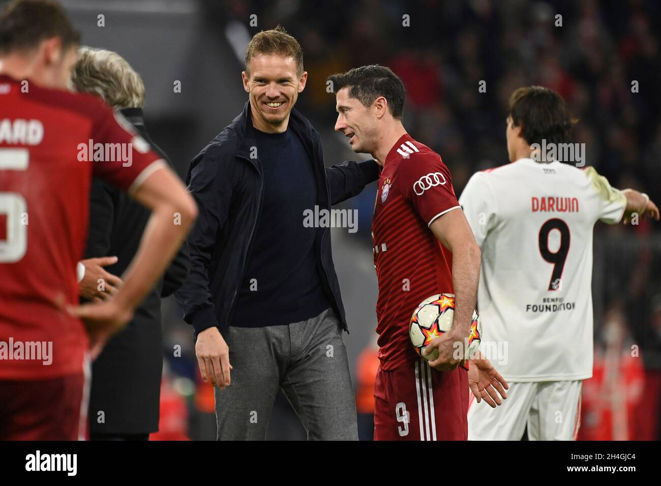 Trainer Julian NAGELSMANN (FC Bayern München) mit Robert LEWANDOWSKI (FC Bayern München) nach dem Ende des Spiels. Fußball Champions League Gruppe E/FC Bayern München - SL Benfica Lisbon 5-2, ALLIANZARENA München am 2. November 2021 Stockfoto