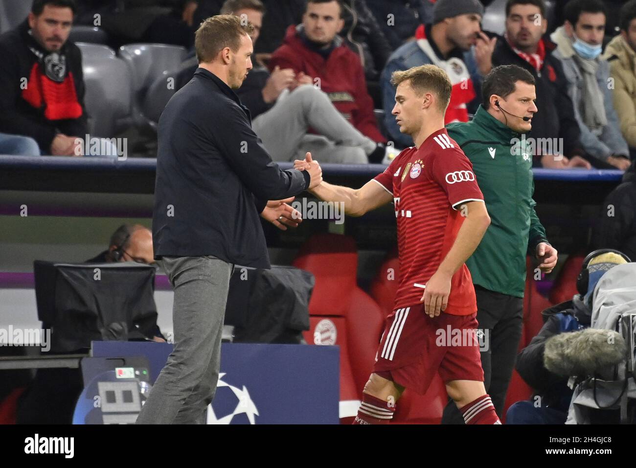Trainer Julian NAGELSMANN (FC Bayern München) mit Joshua KIMMICH (FC Bayern München) bei der Substitution. Fußball Champions League Gruppe E/FC Bayern München - SL Benfica Lisbon 5-2, ALLIANZARENA München am 2. November 2021 Stockfoto